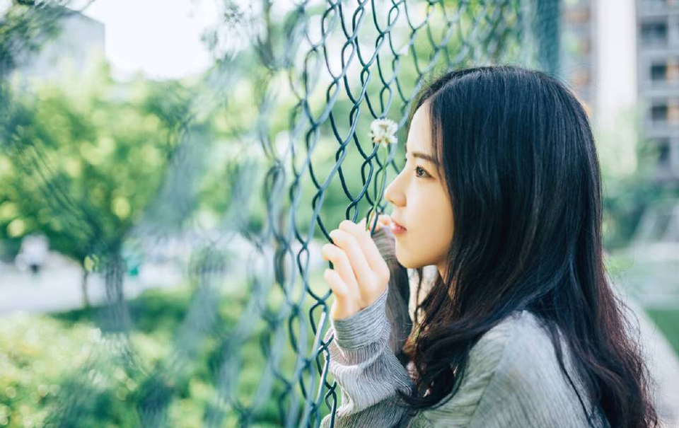 在人生的道路上，如一心追逐名利权位，就没有余暇顾及其他。